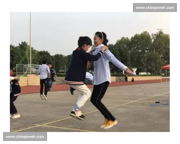 跳绳比赛中的快乐与挑战二年级学生的勇气与团队精神展示